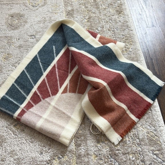 Faherty Sun and Waves Wool Scarf NWT - Picture 9 of 10